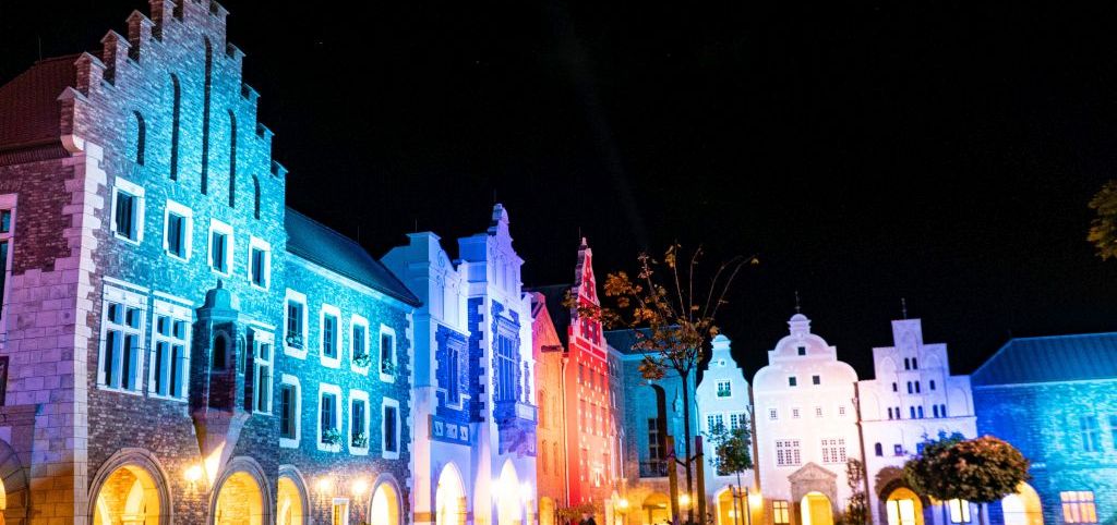 Die Arkaden der Themenwelt HANSE in EUROPA sind in bunten Farben erleuchtet.