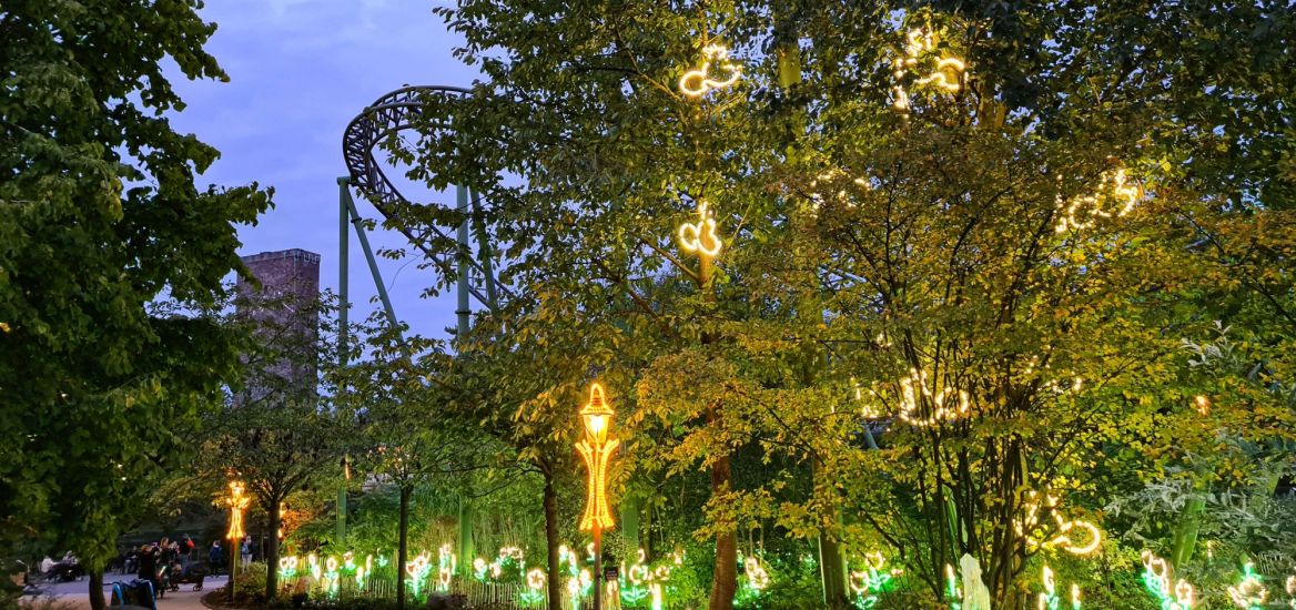 In den Bäumen des Hansa-Garten hängen LED-Eichhörnchen. Unter den Bäumen sind LED-Blumen.