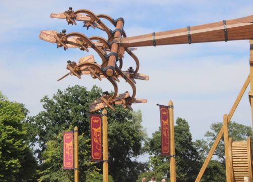 Die Attraktion KÄRNAPULTEN mit seinen Gondeln von hinten. Die Gondeln sind unterschiedlich gedreht.