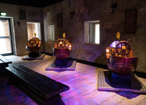 Drei Schiffe zum lenken in Form einer Kogge. Diese stehen im Piraten Camp.