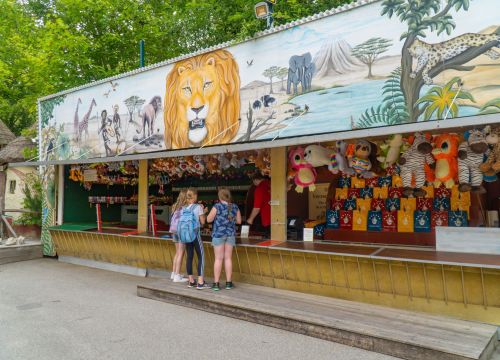 Der Stand Dosenwerfen und Tütenangeln von weiterweg. Drei Mädchen stehen an.
