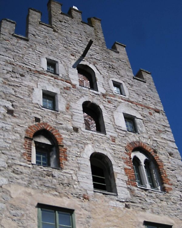 Das Originalgebäude der Alte Apotheke der Stadt Visby. Es hat an zwei Fenstern Klinkerbögen.