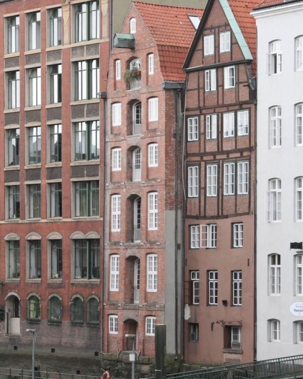 Das Originalgebäude Bardowicker Speicher aus Hamburg. Davor fließt ein Kanal.