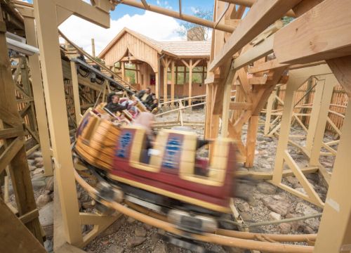 Der Zug der Attraktion Der kleine Zar zischt mit viel Geschwindigkeit in der Kurve vorbei.