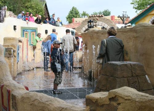Kinder und Erwachsene beim Pfad Camino del Mar. Ob direkt im Pfad oder von außen zu guckend.