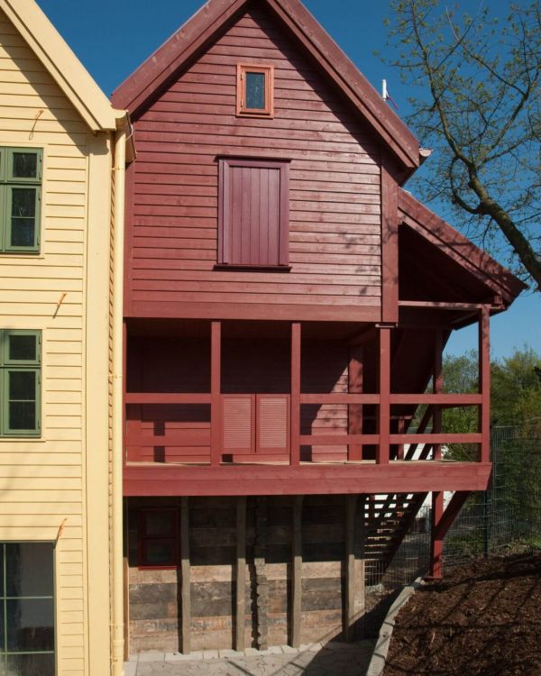 Blick auf die Arkaden des Vorplatzes. Das rote Gebäude heißt Svensgarden.