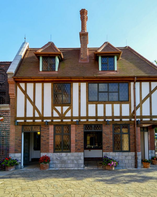 Das Gebäude The Tankard aus London von der linken Seite. Es ist in der Mitte im Fachwerkstil.