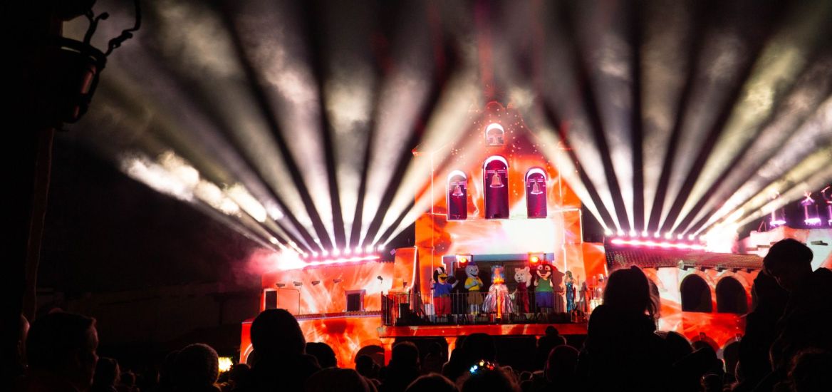 Die Abendshow des HANSA-PARKs am Herbstzauber am Meer. Die Bühne erstrahlt ganz hell.