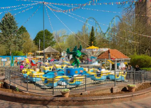 Die Koggenfahrt während der Fahrt. Die Gondeln in Form einer Kogge fahren auf und ab.