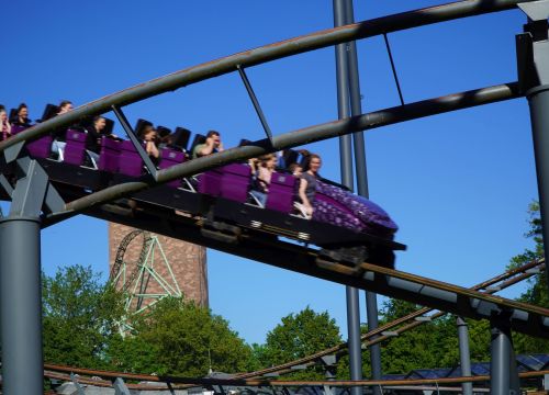 Der Zug der Achterbahn Nessie fährt in den Tunnel ein. Die Gäste halten sich fest oder die Ohren zu.