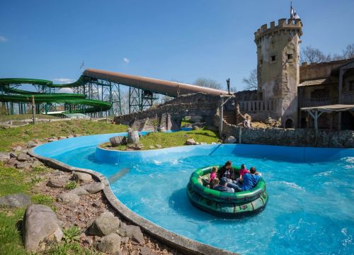 Ein Boote im Wasserbecken der Attraktion Störtebekers Kaperfahrt. Es schaukelt über die Wellen.