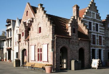 Blick auf die Arkaden aus Brügge. Das Gebäude heißt Gruuthusestraat. Es ist ein Eckgebäude.