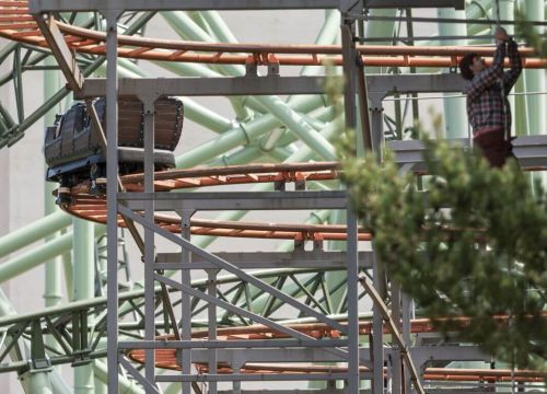 In der Attraktion Crazy Mine fährt man auf der Schiene in der oberen Ebene rechts und links Kurven.