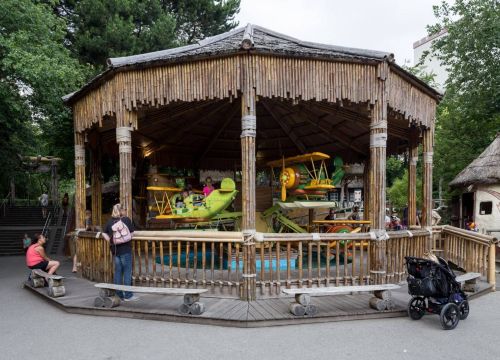 Ein Pavillon mit Flugzeugen der Attraktion Dr. Livingstones Safariflug, die auf und ab fliegen.