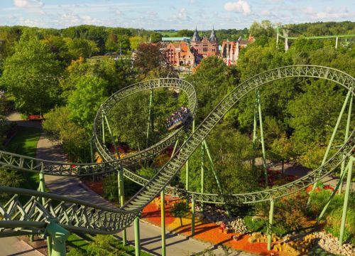 Die Schiene der Attraktion Flucht von Novgorod hat an einer Stelle die Form eines Buchtknotens.