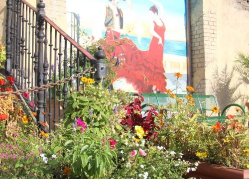 In dem Spanischen Garten im HANSA-PARK ist ein Wandgemälde mit zwei Flamencotänzern.