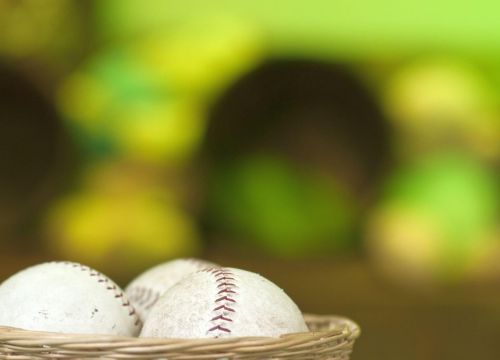 Ein Korb mit weißen Kugeln. Die Kugeln sind zum Werfen beim Stand Hanse-Bowl.