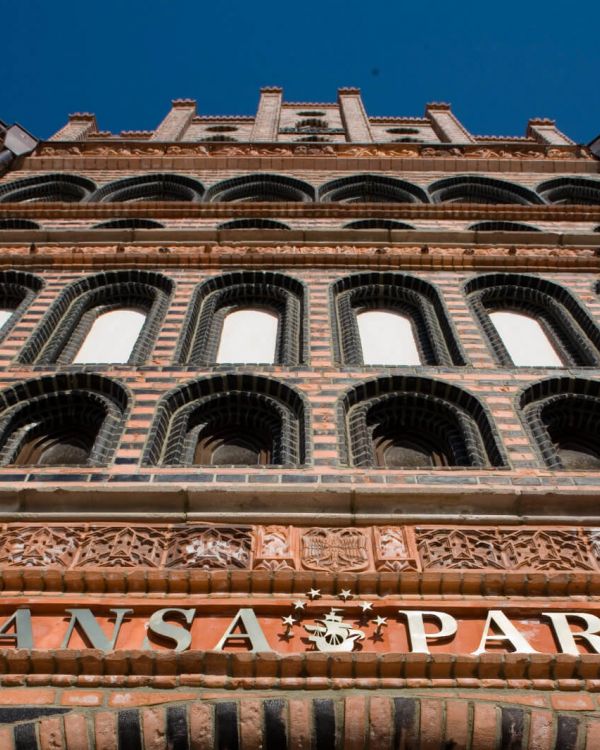 Das Holstentor von unten fotografiert. Der mittlere Bereich ist im Fokus.