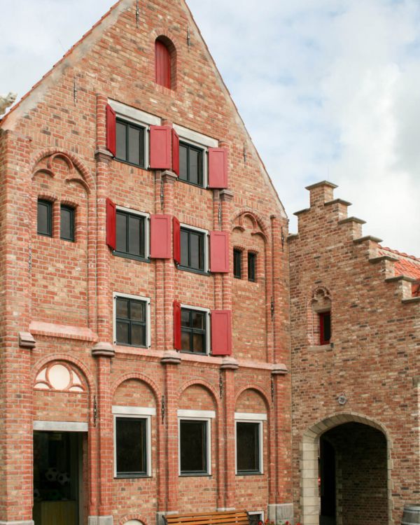 Das Gebäude Nordelijk Scheepvaartmuseum. Es ist ein Haus aus rotem Klinker mit roten Fensterläden.