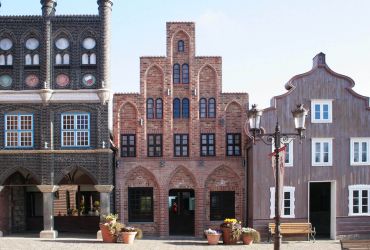 Das Hausbaumhaus aus Rostock. Zwischen Gebäude des Lübecker Rathauses und alten Gasthof aus Visby.