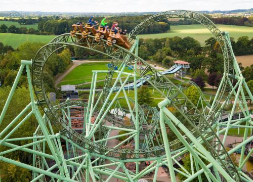 Die Schiene mit Wagen des Schwur des KÄRNAN im Zentrum. Teile des Parks und Felder im Hintergrund.