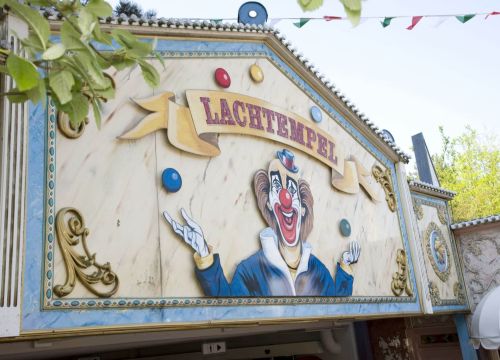 Die Überschrift Lachtempel der Spiegelgalerie. Darunter ist ein Clown der Bälle jongliert.