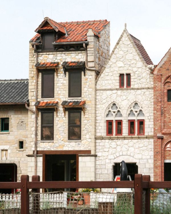 Das Stadthaus aus Paris. Es ist von weiterweg fotografiert. Oben hat es ein Dachfenster mit Gaube.