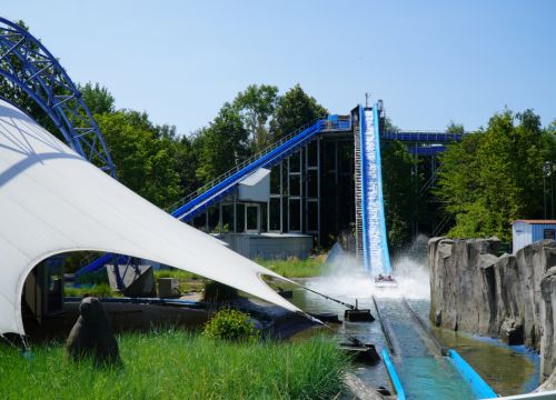 Ein Boot der Attraktion Super-Splash mit Gästen nach der Abfahrt und bevor sie sehr nass werden.