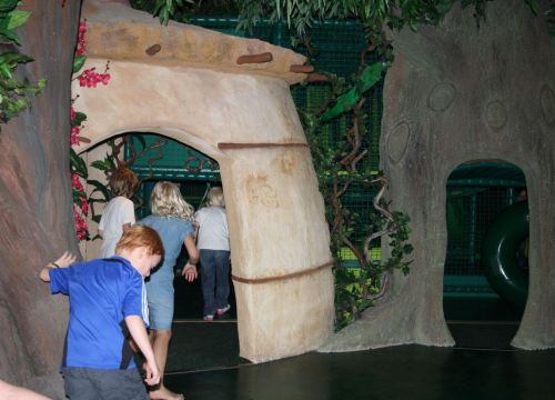 Im Tahiti Trail gehen die Kinder durch den Felseneingang. Vier Kinder sind es.
