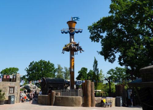 Im Zentrum ist die Attraktion Awildas Ausguck. Es sitzen Gäste in den Sitzen.