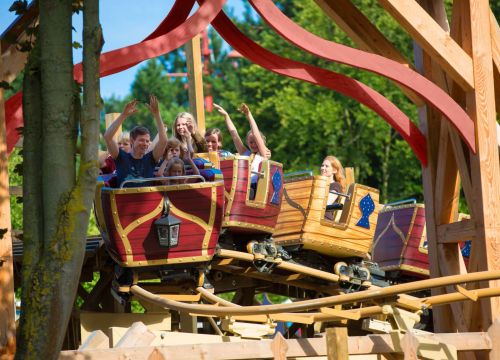 Die Attraktion Der kleine Zar fährt mit Kindern und Erwachsenen in den Wagen den Berg runter.