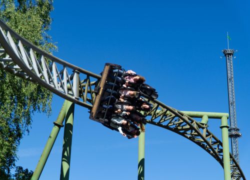 Wagen mit Fahrgästen auf der Schiene in einer sogenannten Heartline-Roll