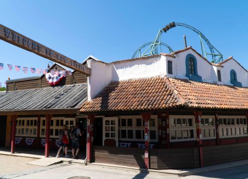 Das Gebäude der Gamble Hall von vorne. Im Hintergrund die Schiene des Schwur des KÄRNANs.