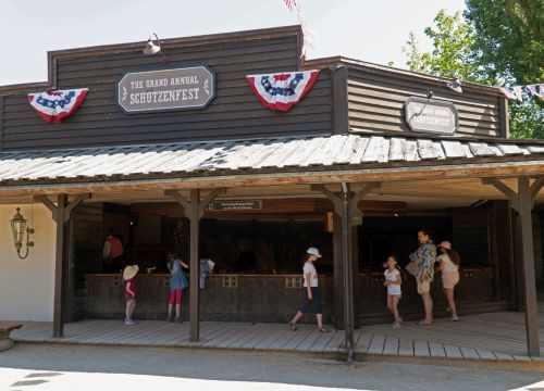 Ein Gebäude von außen. Vier Kinder und zwei Erwachsene stehen vor den Schießmöglichkeiten.