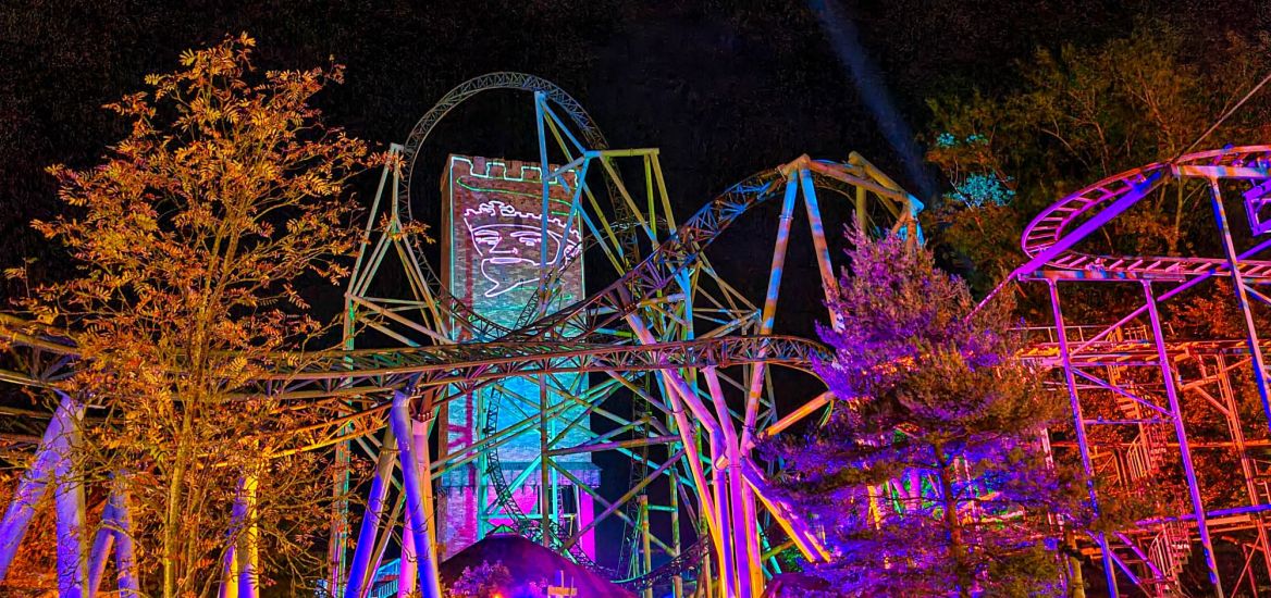 Crazy-Mine Schiene, Turm und Schiene des Schwur des KÄRNAN Schiene werden angeleuchtet.