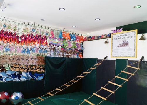 Nebeneinander sind zwei Strickleitern an der Wand befestigt. Am Ende hängt jeweils eine Glocke.