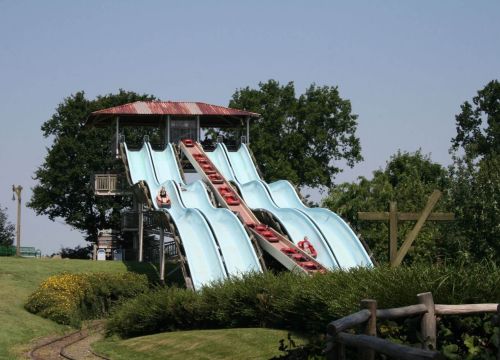 Auf den Rutschen der Attraktion Barracuda Slide sind Boote mit Gästen auf den Weg nach unten.