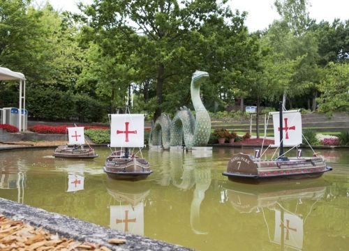 Die Fernlenkschiffe auf dem Wasser. Im Hintergrund ist der Weg zur Achterbahn Nessi.