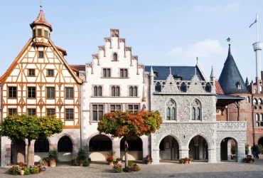 Blick auf die Arkaden des Vorplatzes. Die Gebäude Nürnberg, Frankfurt und Goslar nebeneinander.