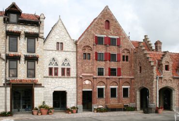 Blick auf die Arkaden aus Brügge, Groningen und Paris. Sie erheben sich nebeneinander.