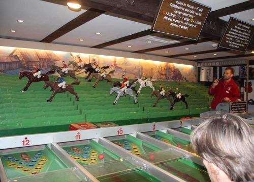 Die Bälle rollen im NEW LÜBECK Derby. Die Pferde sind weit vorgerückt. Ein Mann versucht sein Glück.