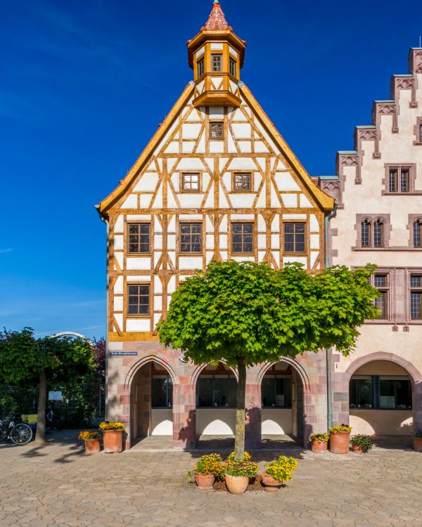 Blick auf die Arkaden des Vorplatzes. Das Gebäude Pilatushaus aus Nürnberg steht im Fokus.