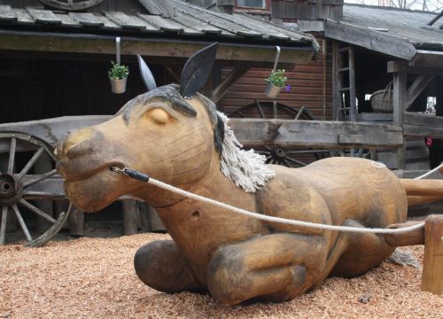 Das liegende Pferd der Postkutsche ist aus Holz. Es hat eine zottelige Mähne zum Anfassen.