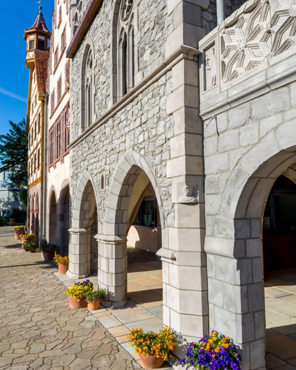 Das Rathaus von Goslar seitlich. Die Bögen des Gebäudes stehen im Fokus.