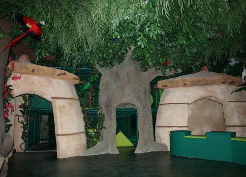 Im Tahiti Trail kann man sich für drei Eingänge entscheiden. Baumstamm, Hütte oder Felsenöffnung.