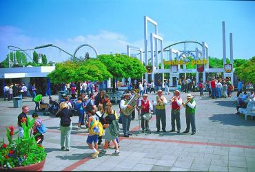Ein altes Bild des HANSA-PARK Eingangs. Überall auf dem Vorplatz sind Menschen.