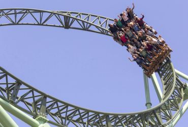 Der Wagen des Schwur des KÄRNAN fährt schnell die Schiene runter. Die Gäste heben die Arme.