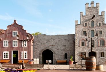 Blick auf die Arkaden Visby. Die Stadtmauer von Visby und das Apothekenhaus aus Visby.