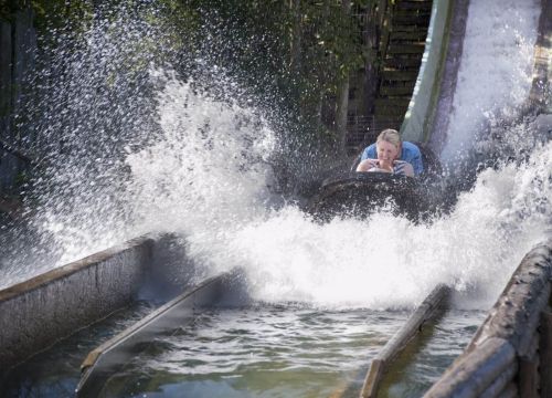 Ein Boot der Wildwasserfahrt – der Wolf am Ilmensee ist ins Wasser gefahren.