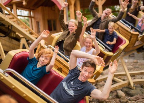 In der Attraktion Der kleine Zar haben Kinder und Erwachsene viele Spaß, wenn es um die Kurve geht.